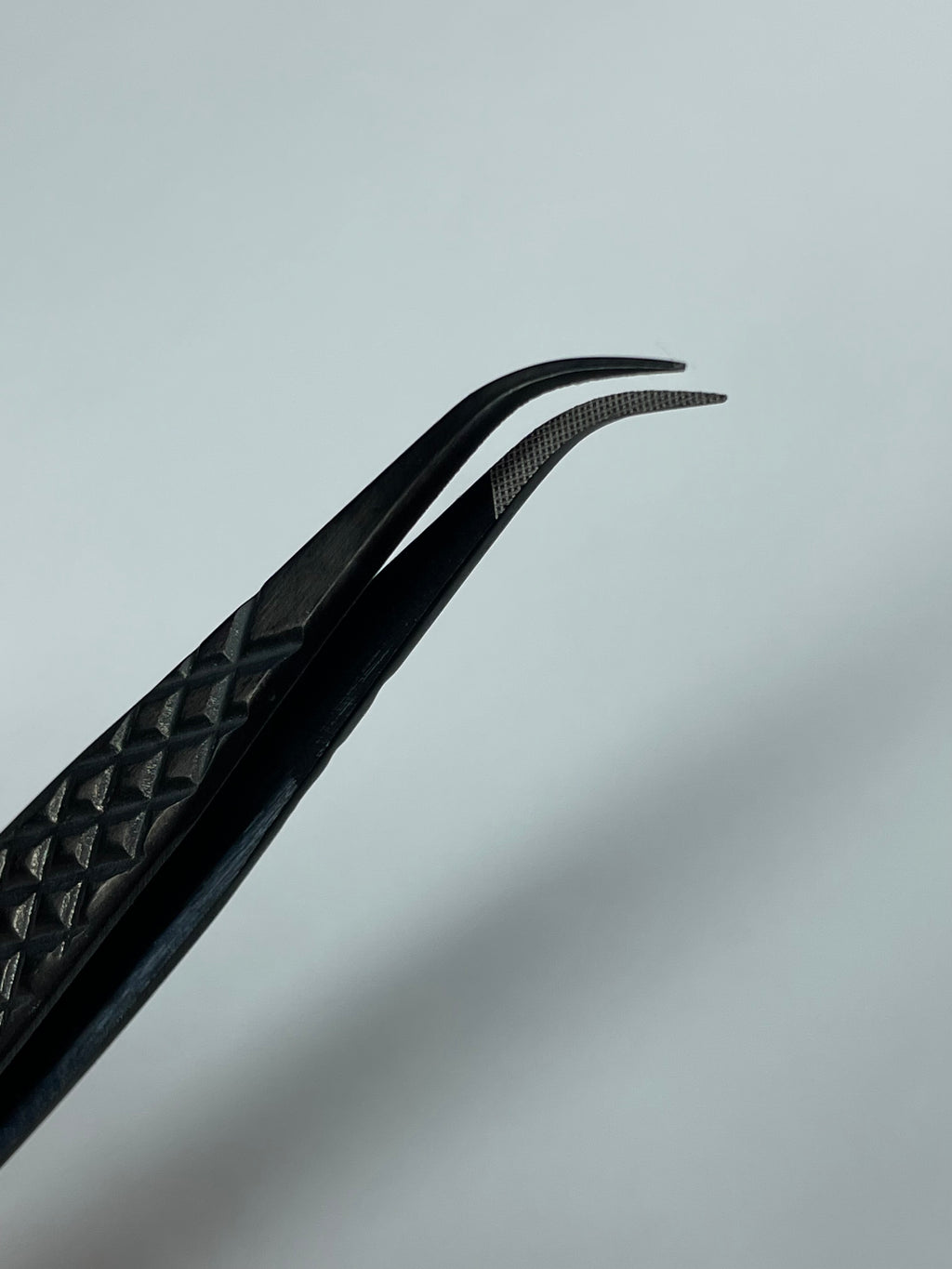 Short Curve Isolation Tweezer (Charcoal Black Collection)